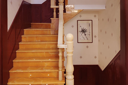 临泽中式别墅室内汉白玉石楼梯的定制安装装饰效果